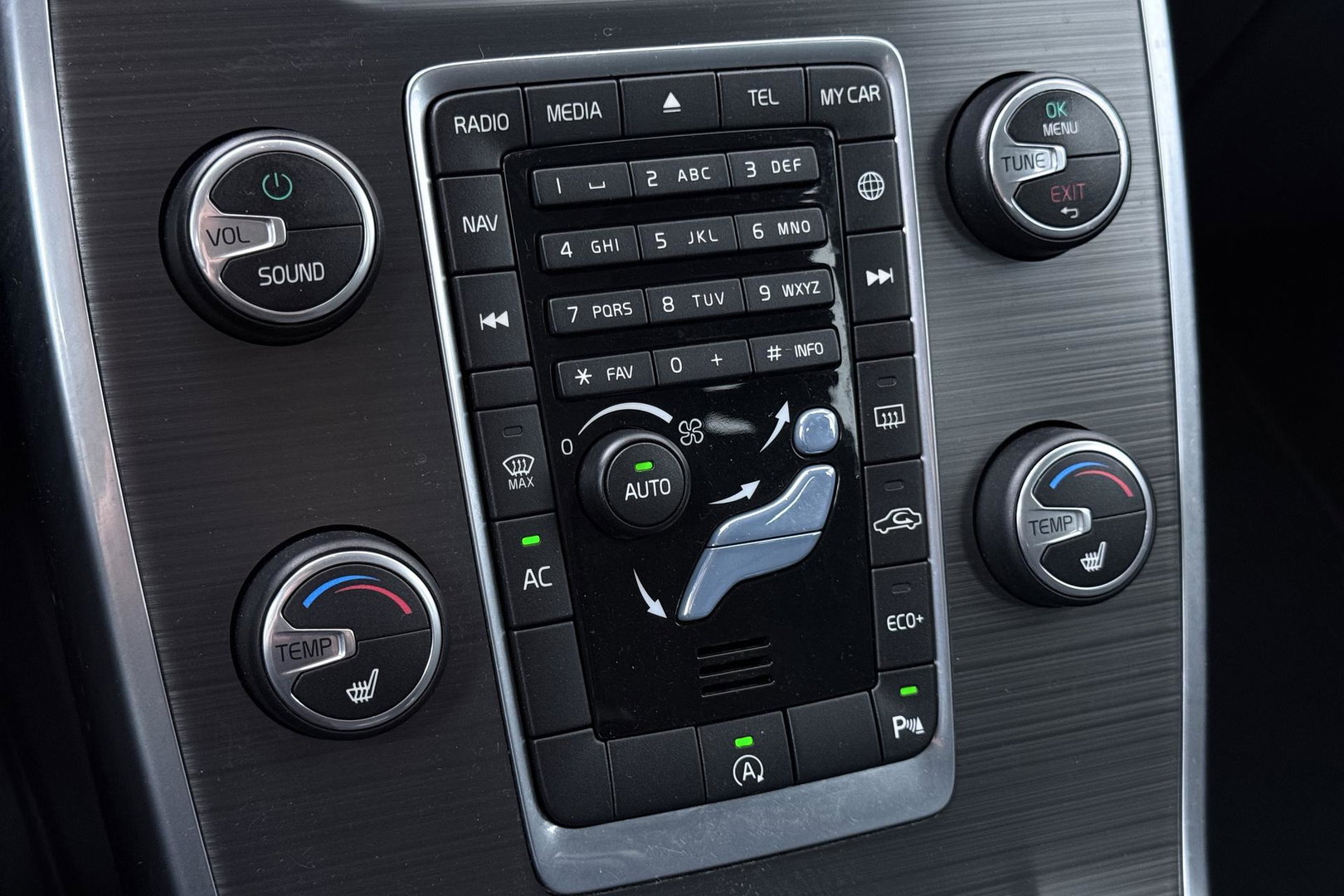 Volvo V70 2.0 D2 Dynamic Edition | Automaat | Stoelverwarming | PDC V+A | Xenon | Verwarmde voorruit