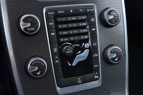 Volvo V70 2.0 D2 Dynamic Edition | Automaat | Stoelverwarming | PDC V+A | Xenon | Verwarmde voorruit