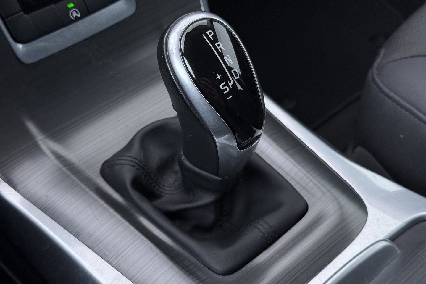 Volvo V70 2.0 D2 Dynamic Edition | Automaat | Stoelverwarming | PDC V+A | Xenon | Verwarmde voorruit