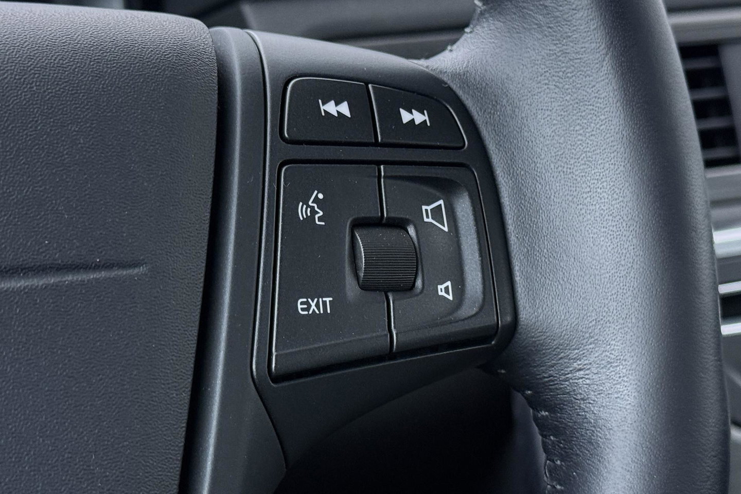 Volvo V70 2.0 D2 Dynamic Edition | Automaat | Stoelverwarming | PDC V+A | Xenon | Verwarmde voorruit