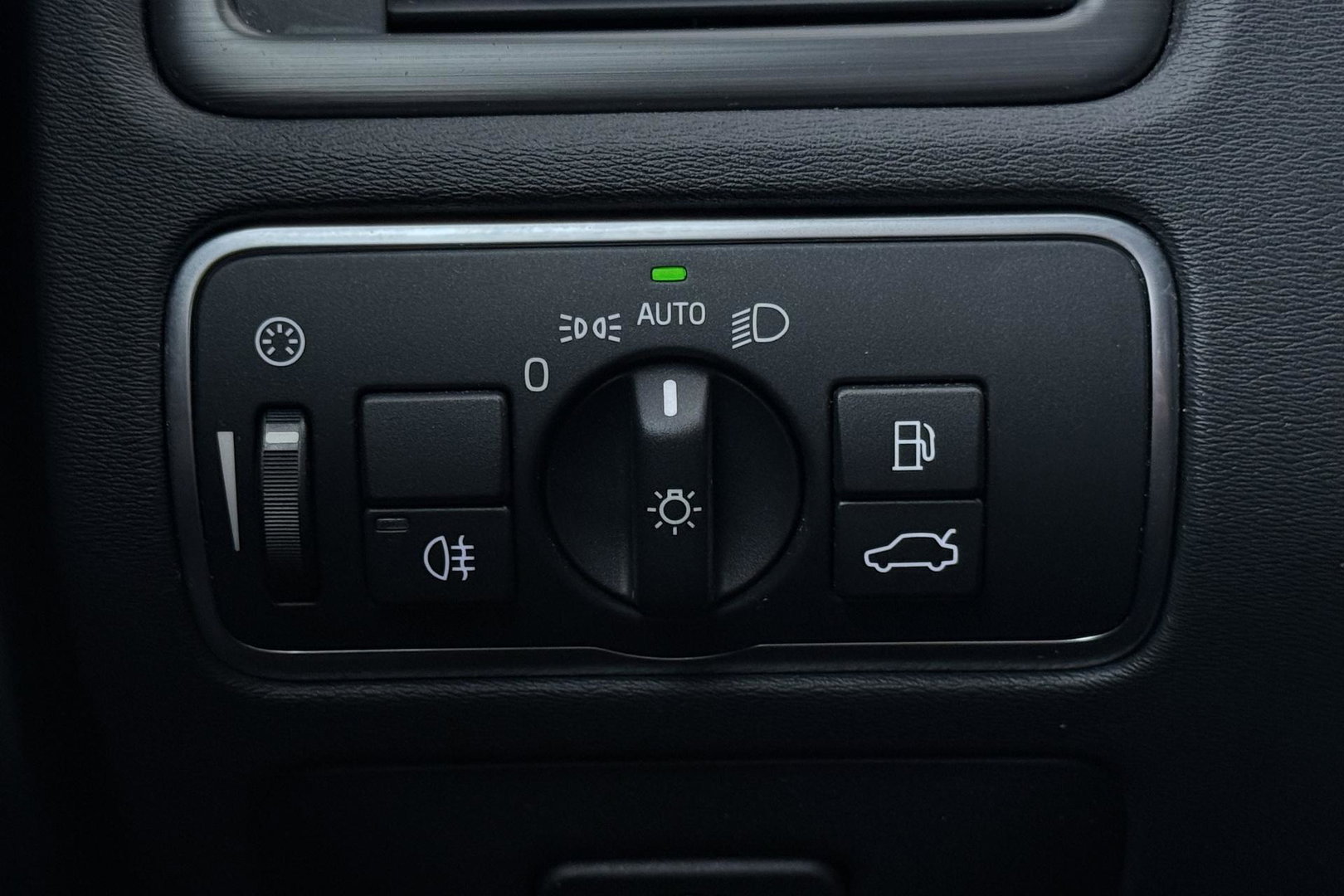 Volvo V70 2.0 D2 Dynamic Edition | Automaat | Stoelverwarming | PDC V+A | Xenon | Verwarmde voorruit