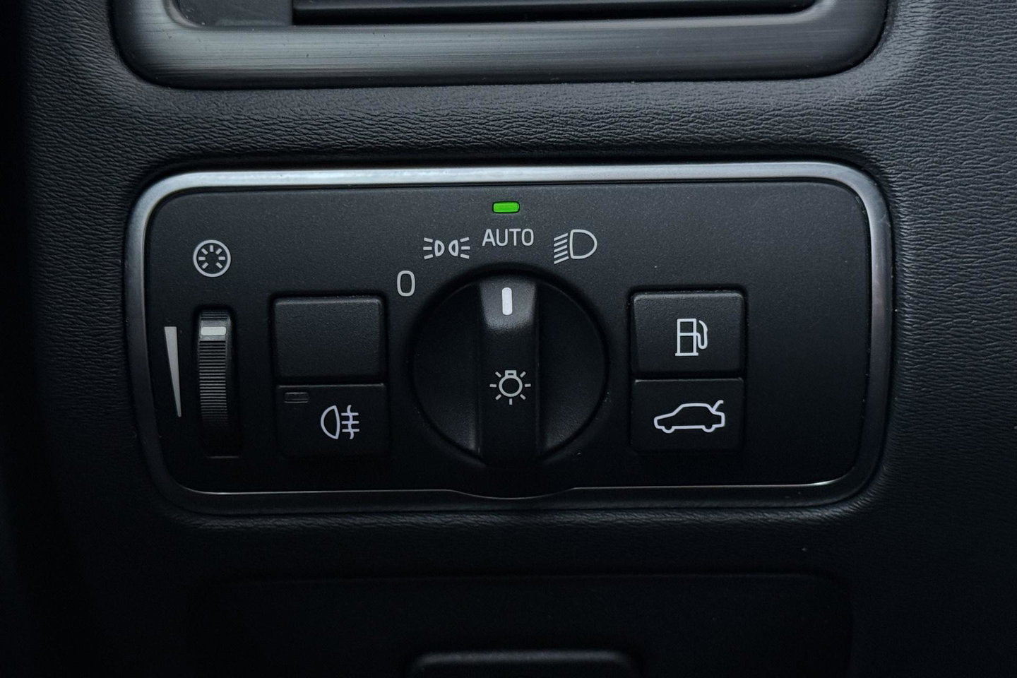 Volvo V70 2.0 D2 Dynamic Edition | Automaat | Stoelverwarming | PDC V+A | Xenon | Verwarmde voorruit