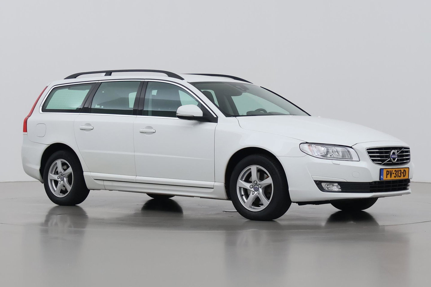 Volvo V70 2.0 D2 Dynamic Edition | Automaat | Stoelverwarming | PDC V+A | Xenon | Verwarmde voorruit