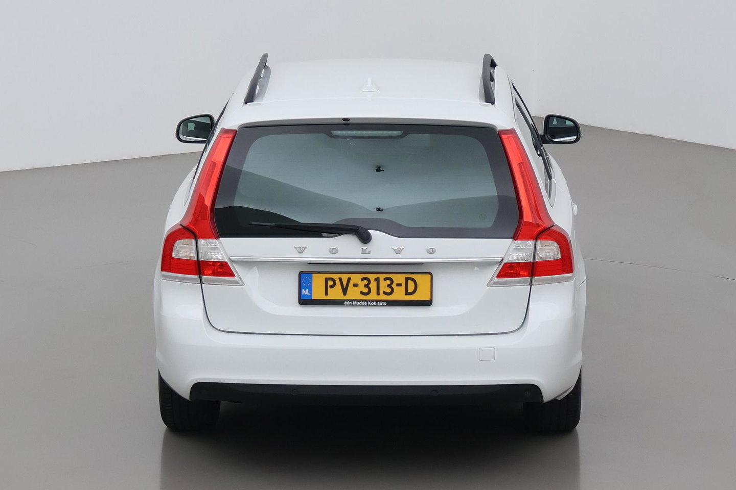 Volvo V70 2.0 D2 Dynamic Edition | Automaat | Stoelverwarming | PDC V+A | Xenon | Verwarmde voorruit