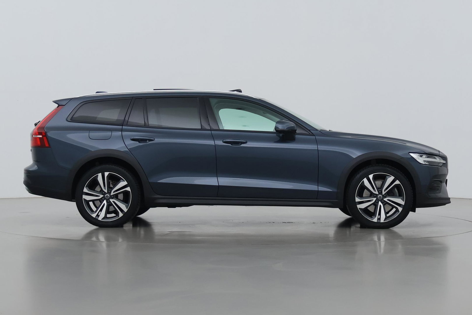 Volvo V60 Cross Country 2.0 B5 AWD Pro | ACC | Panoramadak | Harman/Kardon | Keyless | Memory | Trekhaak | Camera | BLIS | 19 Inch