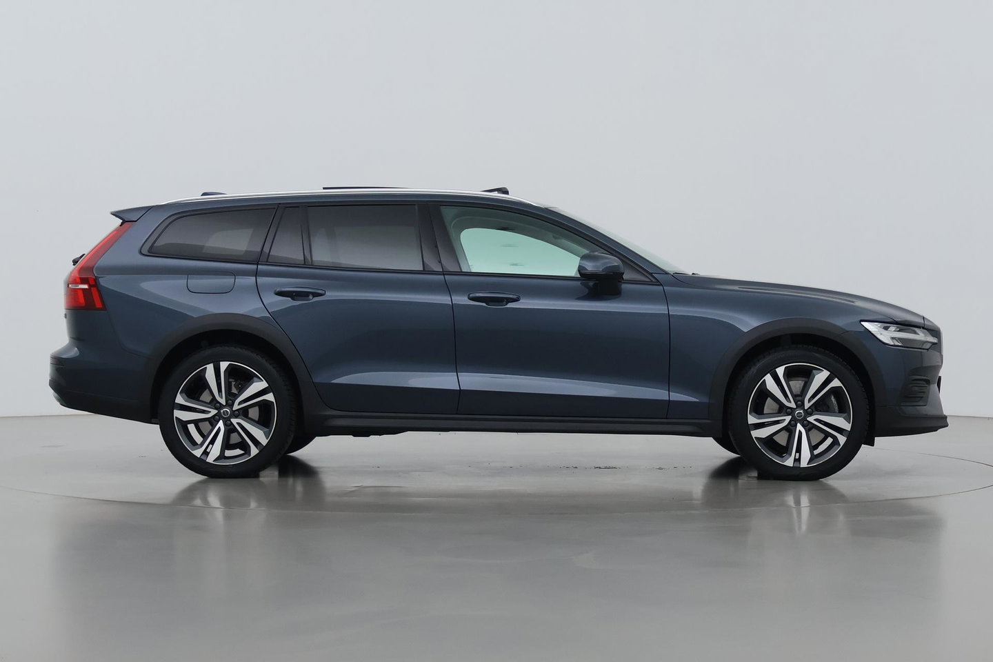 Volvo V60 Cross Country 2.0 B5 AWD Pro | ACC | Panoramadak | Harman/Kardon | Keyless | Memory | Trekhaak | Camera | BLIS | 19 Inch