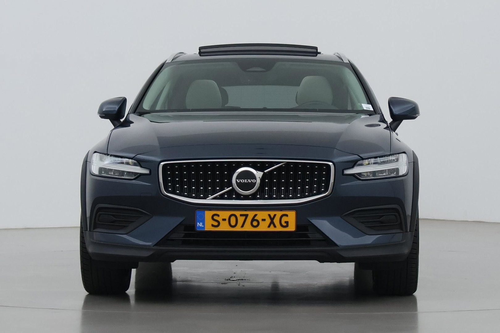 Volvo V60 Cross Country 2.0 B5 AWD Pro | ACC | Panoramadak | Harman/Kardon | Keyless | Memory | Trekhaak | Camera | BLIS | 19 Inch
