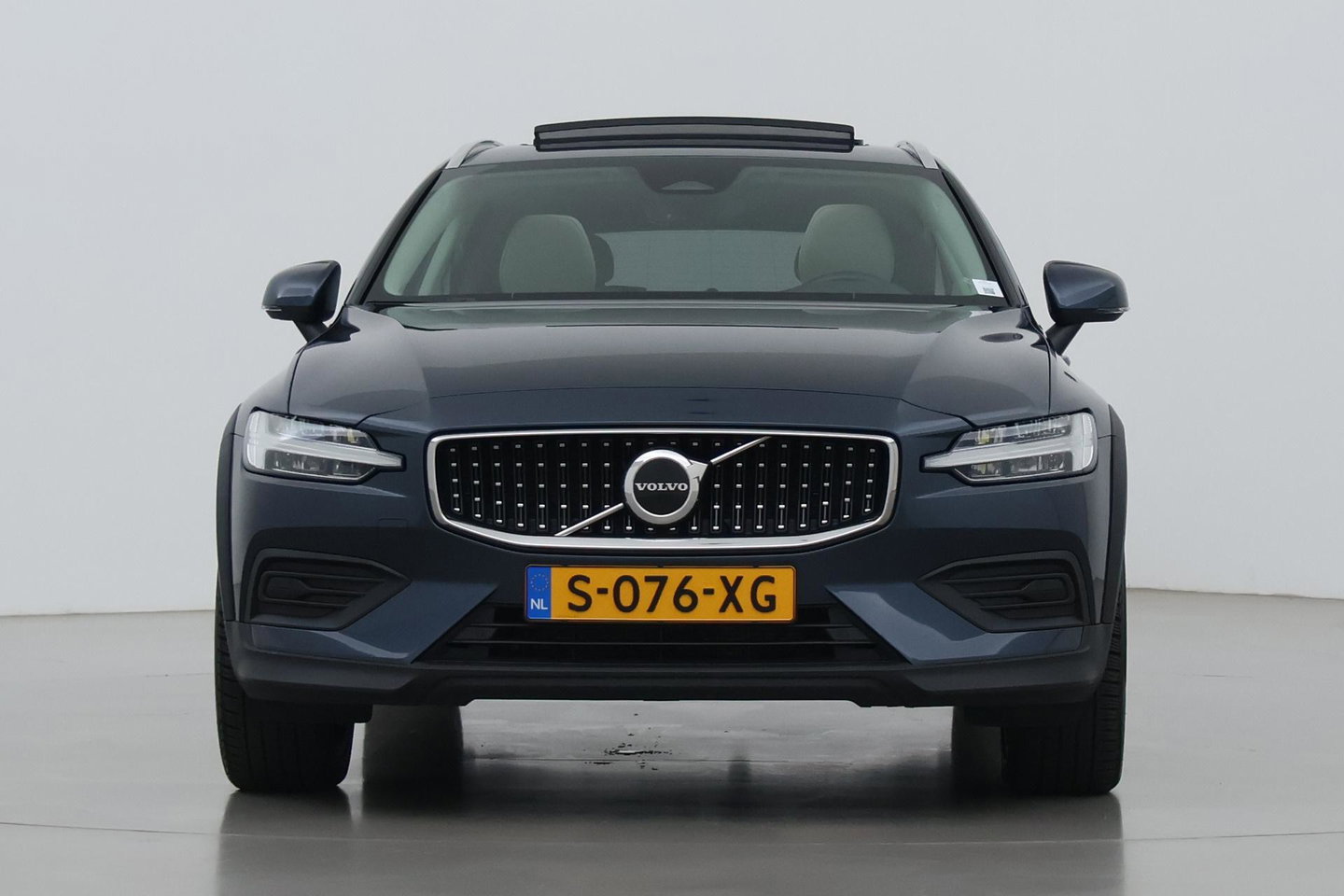 Volvo V60 Cross Country 2.0 B5 AWD Pro | ACC | Panoramadak | Harman/Kardon | Keyless | Memory | Trekhaak | Camera | BLIS | 19 Inch