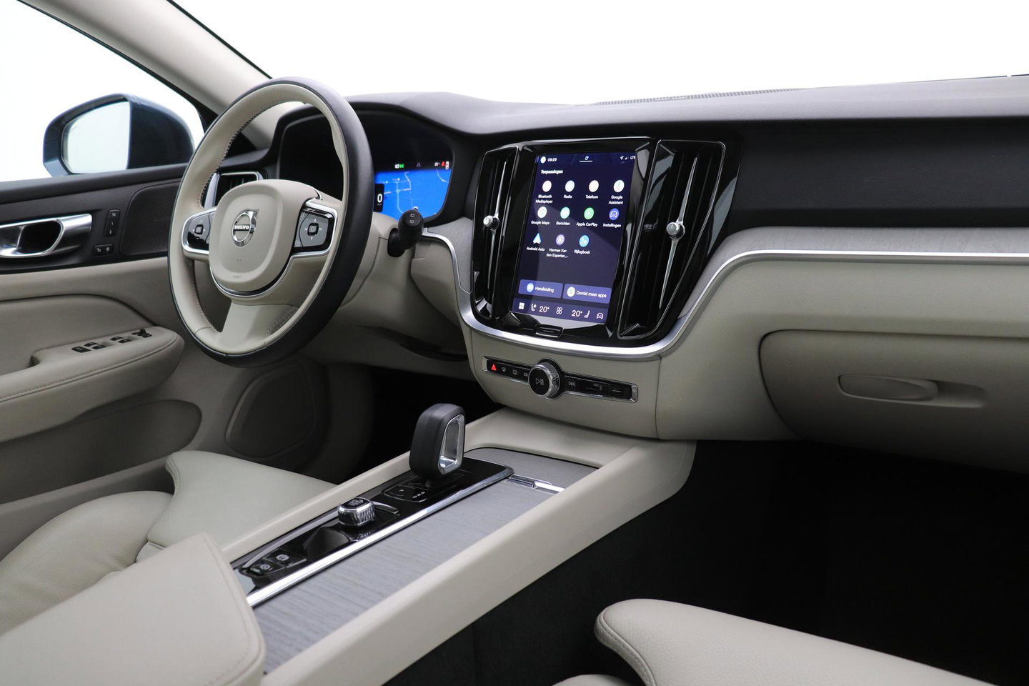 Volvo V60 Cross Country 2.0 B5 AWD Pro | ACC | Panoramadak | Harman/Kardon | Keyless | Memory | Trekhaak | Camera | BLIS | 19 Inch