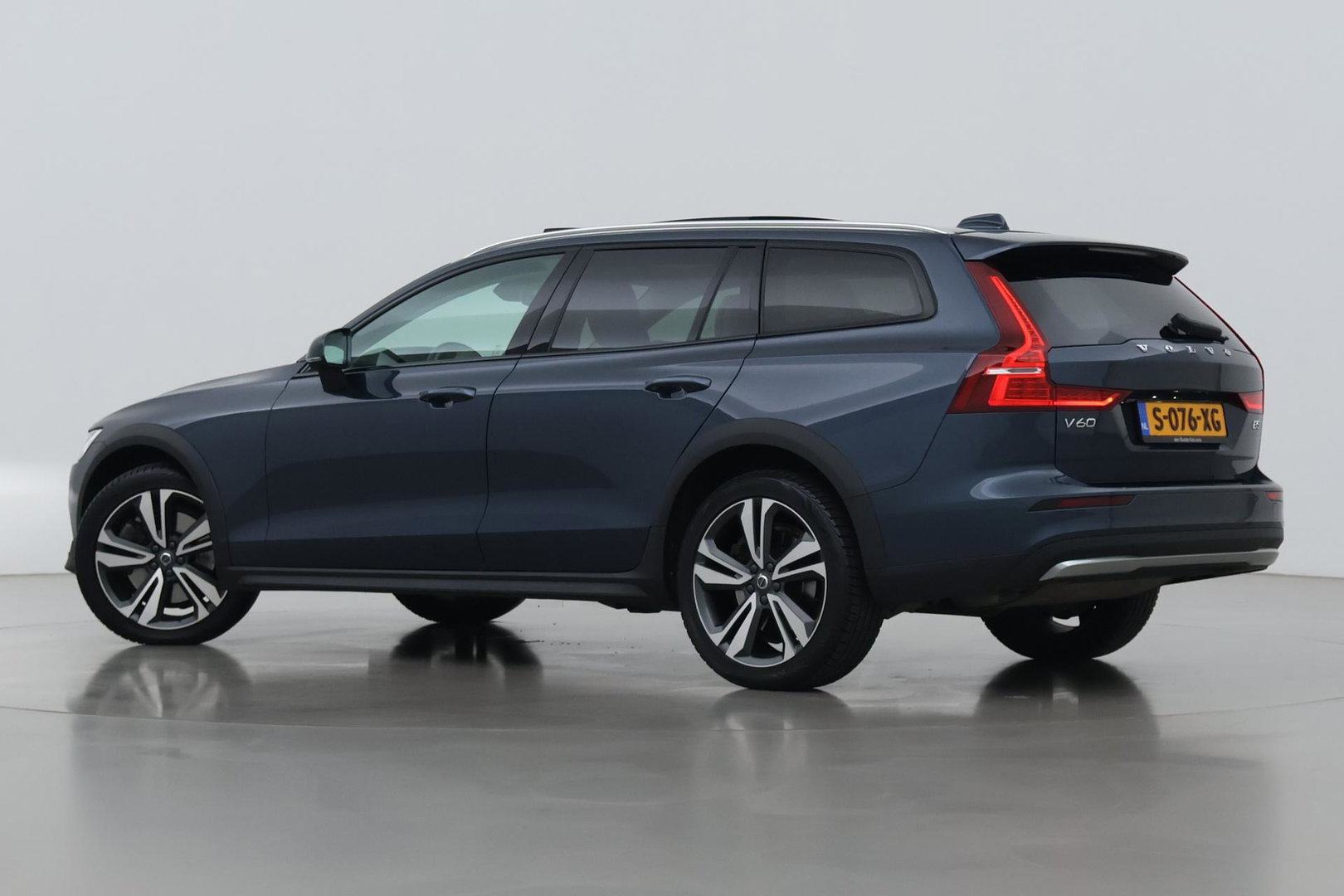 Volvo V60 Cross Country 2.0 B5 AWD Pro | ACC | Panoramadak | Harman/Kardon | Keyless | Memory | Trekhaak | Camera | BLIS | 19 Inch