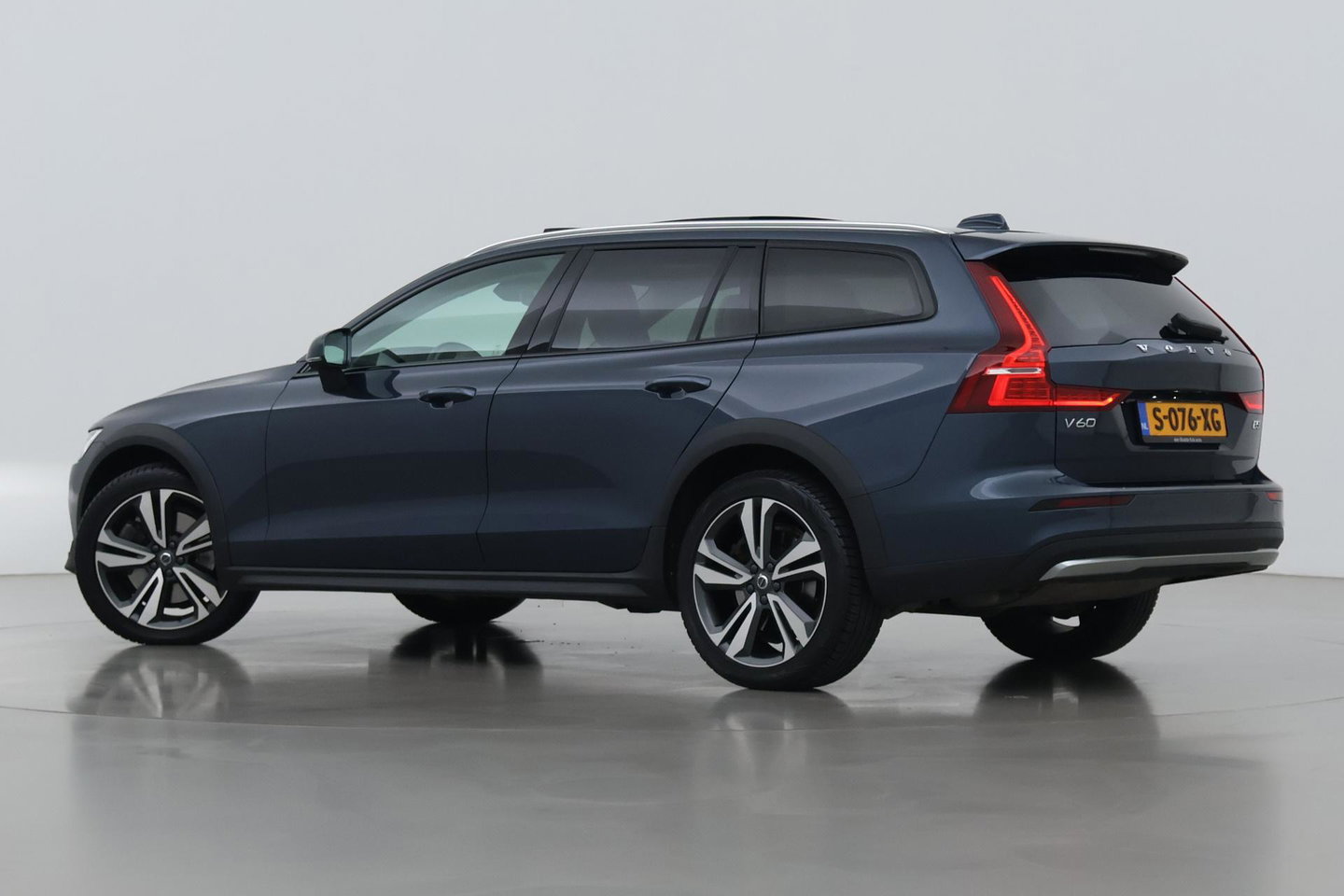 Volvo V60 Cross Country 2.0 B5 AWD Pro | ACC | Panoramadak | Harman/Kardon | Keyless | Memory | Trekhaak | Camera | BLIS | 19 Inch