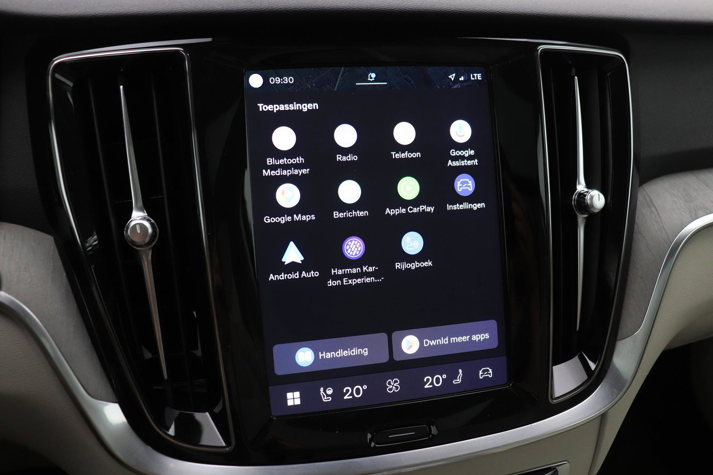 Volvo V60 Cross Country 2.0 B5 AWD Pro | ACC | Panoramadak | Harman/Kardon | Keyless | Memory | Trekhaak | Camera | BLIS | 19 Inch
