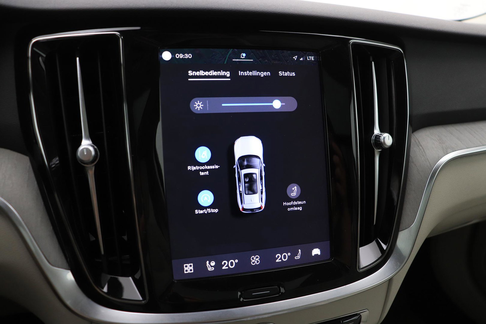 Volvo V60 Cross Country 2.0 B5 AWD Pro | ACC | Panoramadak | Harman/Kardon | Keyless | Memory | Trekhaak | Camera | BLIS | 19 Inch
