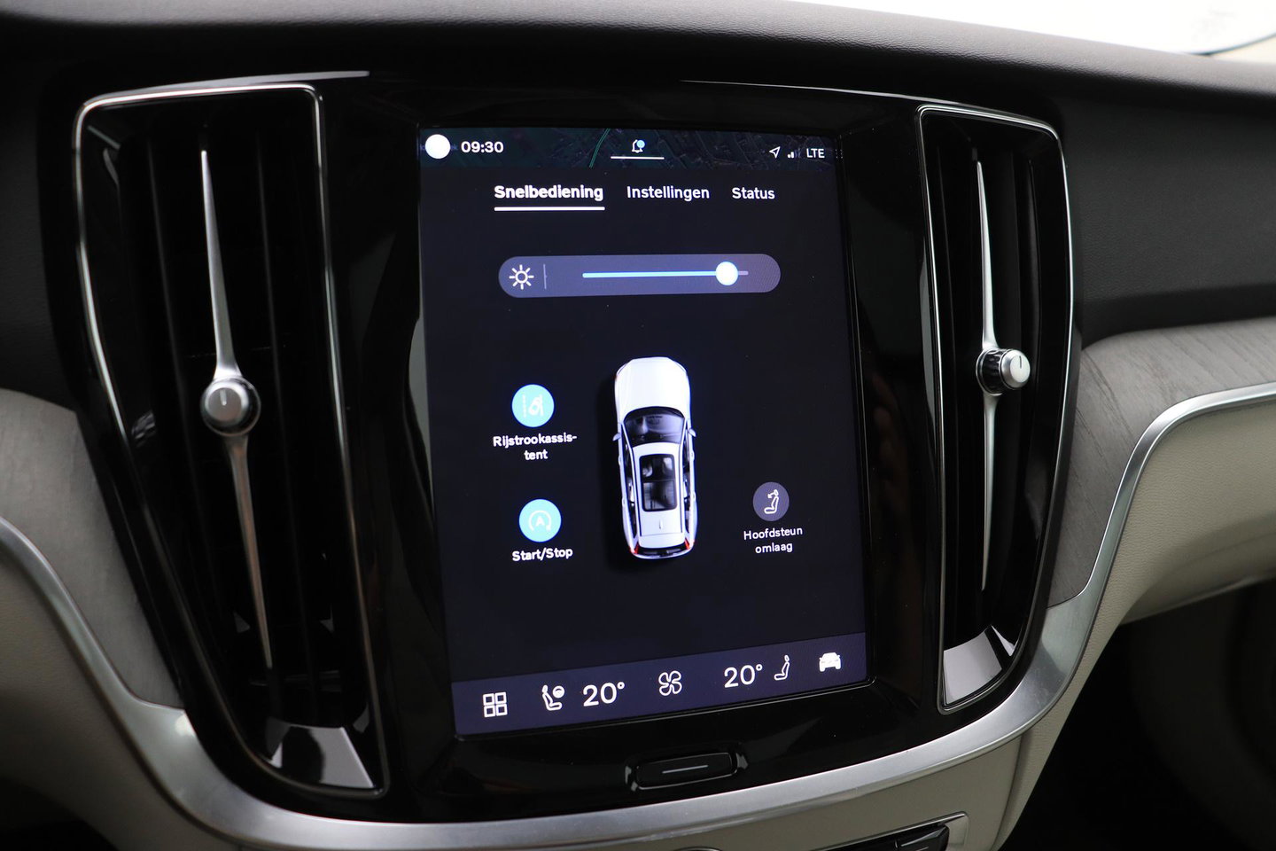 Volvo V60 Cross Country 2.0 B5 AWD Pro | ACC | Panoramadak | Harman/Kardon | Keyless | Memory | Trekhaak | Camera | BLIS | 19 Inch
