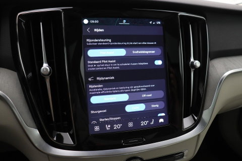 Volvo V60 Cross Country 2.0 B5 AWD Pro | ACC | Panoramadak | Harman/Kardon | Keyless | Memory | Trekhaak | Camera | BLIS | 19 Inch