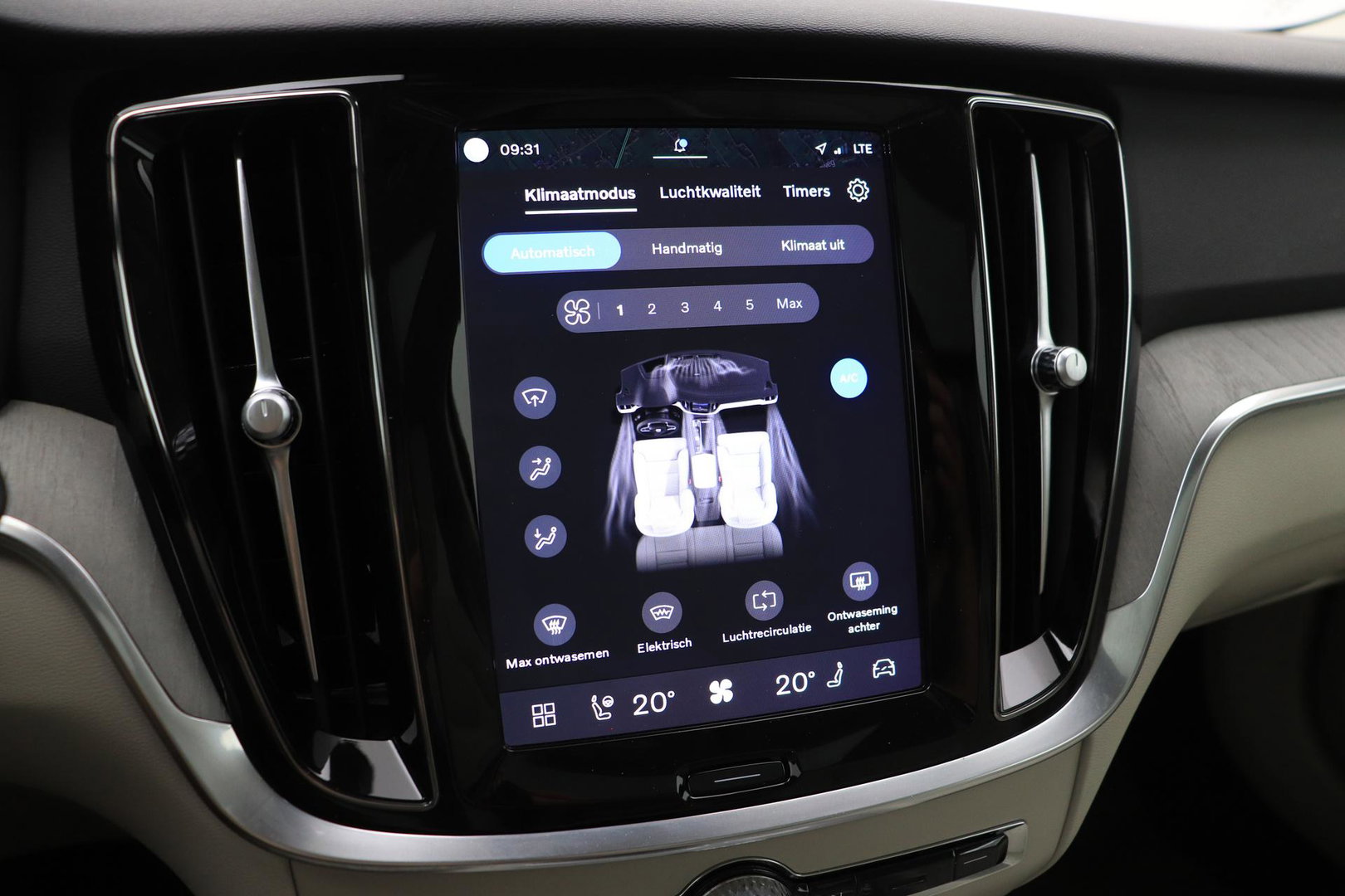 Volvo V60 Cross Country 2.0 B5 AWD Pro | ACC | Panoramadak | Harman/Kardon | Keyless | Memory | Trekhaak | Camera | BLIS | 19 Inch