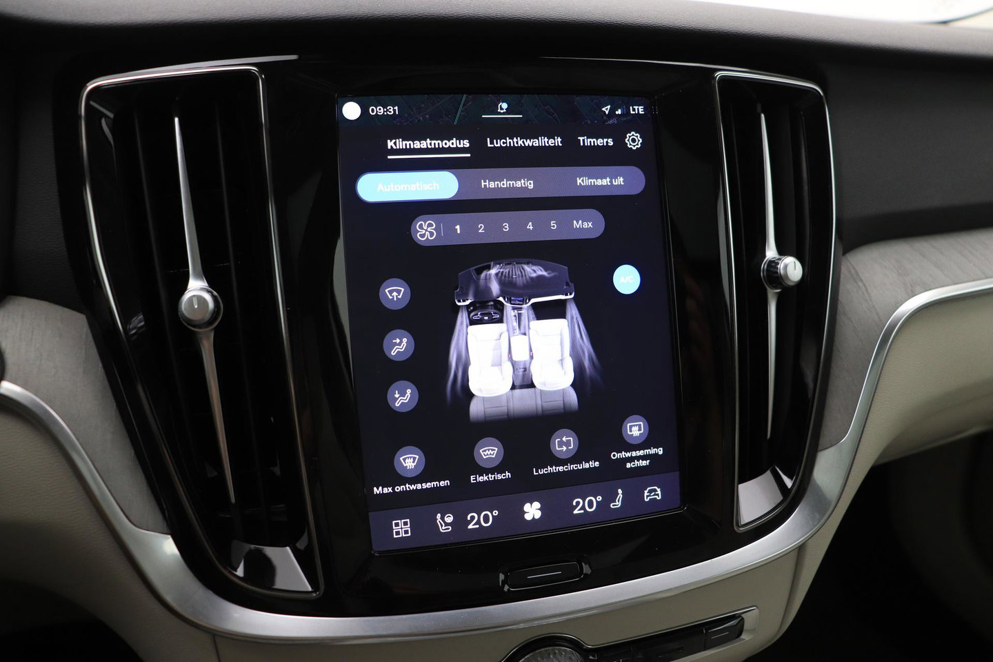Volvo V60 Cross Country 2.0 B5 AWD Pro | ACC | Panoramadak | Harman/Kardon | Keyless | Memory | Trekhaak | Camera | BLIS | 19 Inch