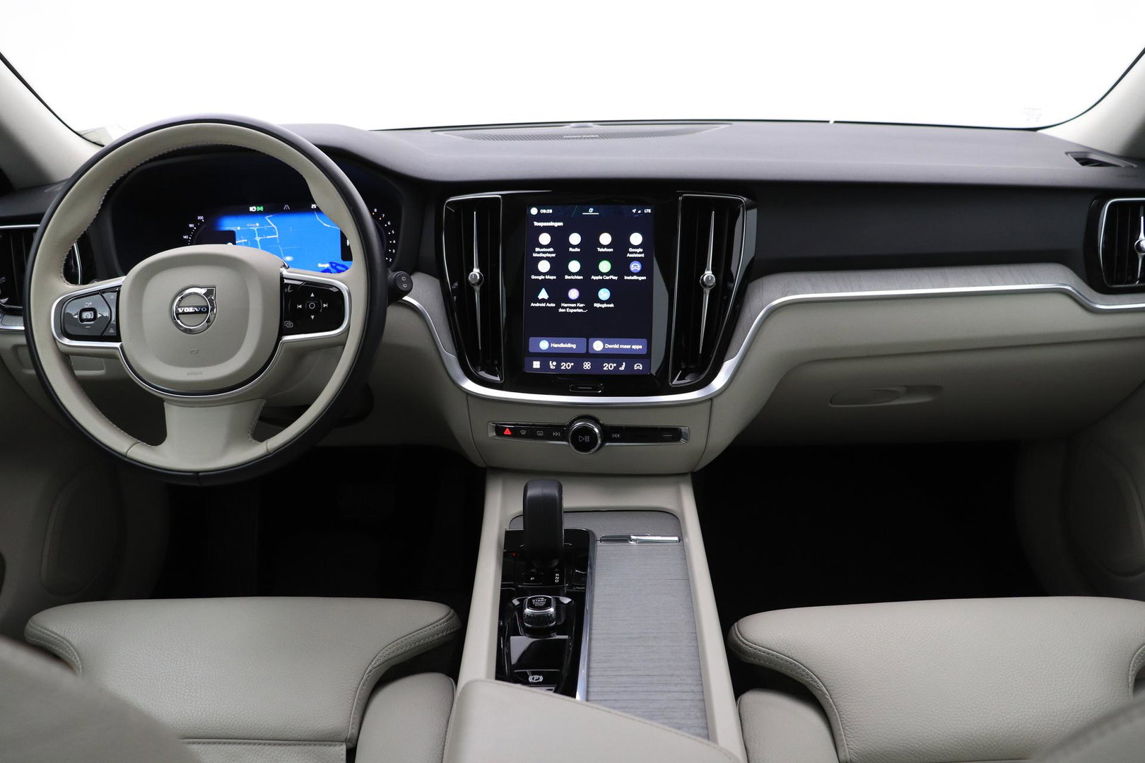 Volvo V60 Cross Country 2.0 B5 AWD Pro | ACC | Panoramadak | Harman/Kardon | Keyless | Memory | Trekhaak | Camera | BLIS | 19 Inch