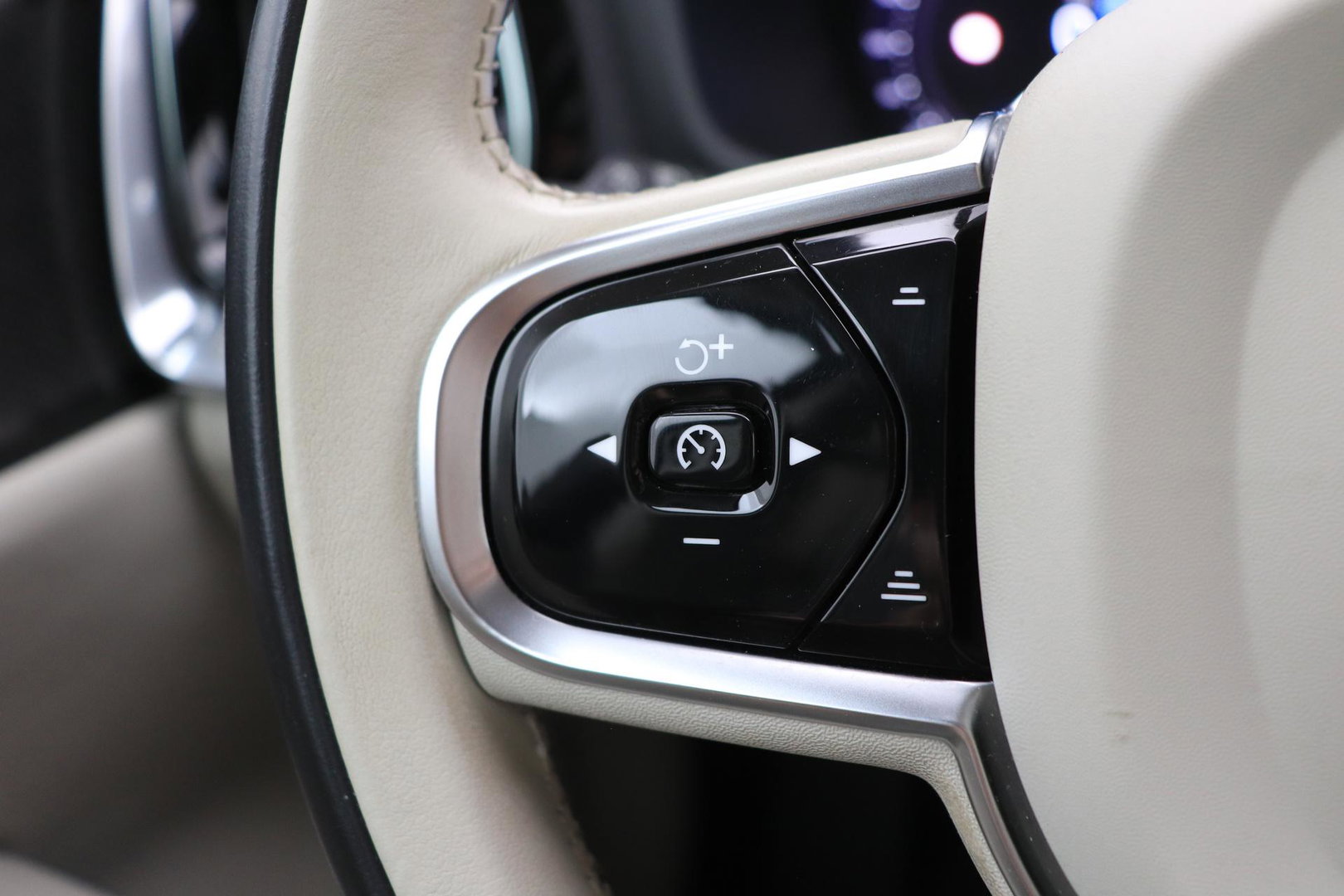Volvo V60 Cross Country 2.0 B5 AWD Pro | ACC | Panoramadak | Harman/Kardon | Keyless | Memory | Trekhaak | Camera | BLIS | 19 Inch