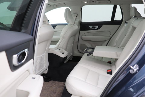Volvo V60 Cross Country 2.0 B5 AWD Pro | ACC | Panoramadak | Harman/Kardon | Keyless | Memory | Trekhaak | Camera | BLIS | 19 Inch