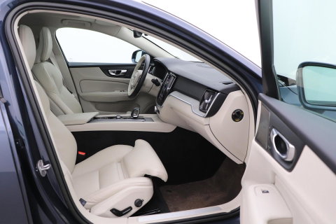 Volvo V60 Cross Country 2.0 B5 AWD Pro | ACC | Panoramadak | Harman/Kardon | Keyless | Memory | Trekhaak | Camera | BLIS | 19 Inch