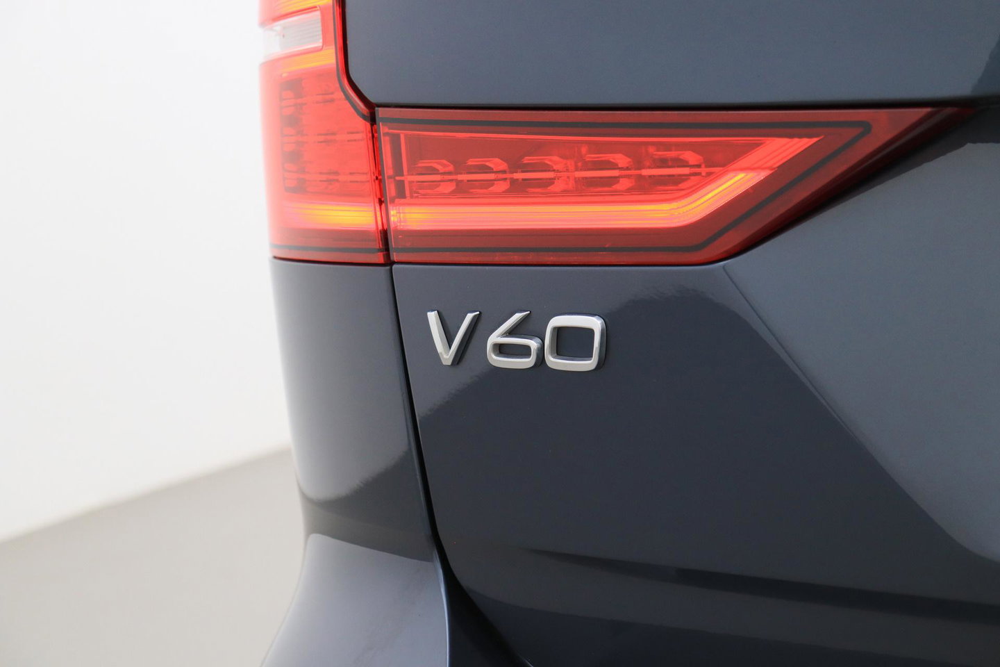 Volvo V60 Cross Country 2.0 B5 AWD Pro | ACC | Panoramadak | Harman/Kardon | Keyless | Memory | Trekhaak | Camera | BLIS | 19 Inch
