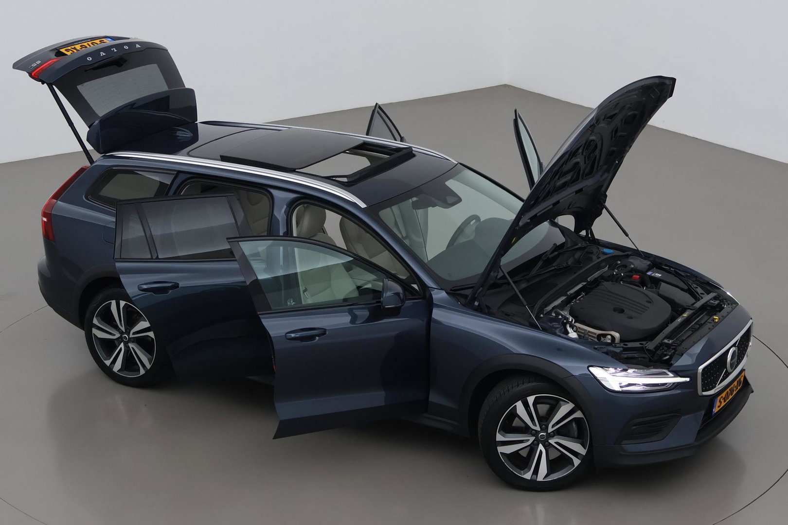 Volvo V60 Cross Country 2.0 B5 AWD Pro | ACC | Panoramadak | Harman/Kardon | Keyless | Memory | Trekhaak | Camera | BLIS | 19 Inch
