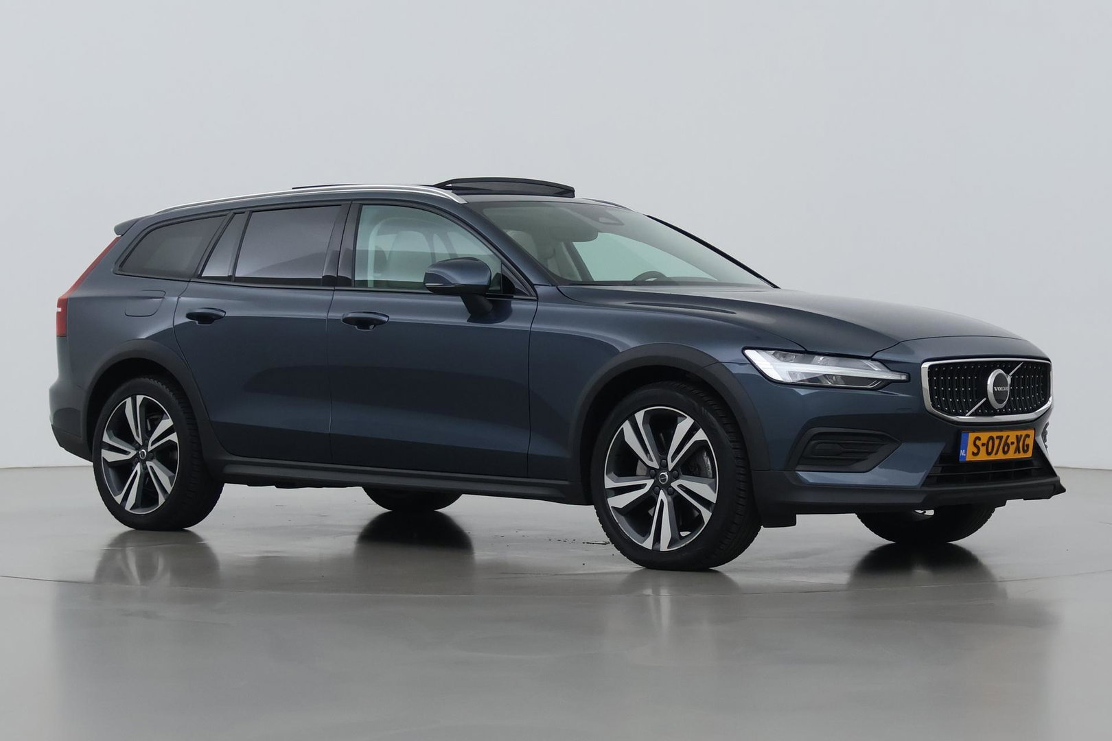 Volvo V60 Cross Country 2.0 B5 AWD Pro | ACC | Panoramadak | Harman/Kardon | Keyless | Memory | Trekhaak | Camera | BLIS | 19 Inch