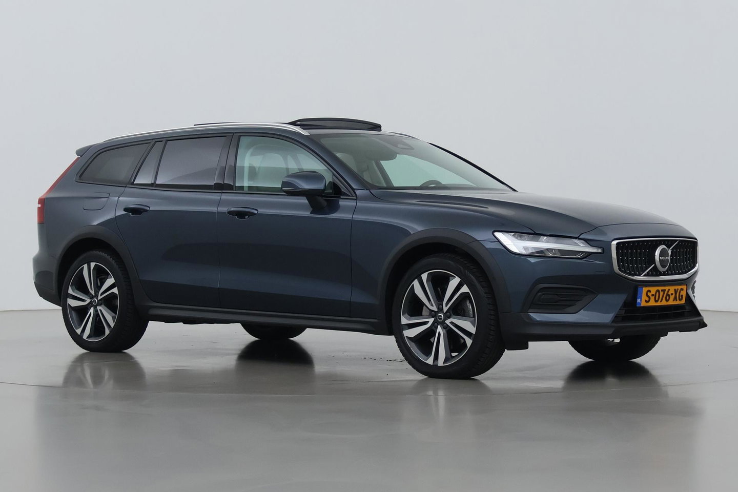 Volvo V60 Cross Country 2.0 B5 AWD Pro | ACC | Panoramadak | Harman/Kardon | Keyless | Memory | Trekhaak | Camera | BLIS | 19 Inch