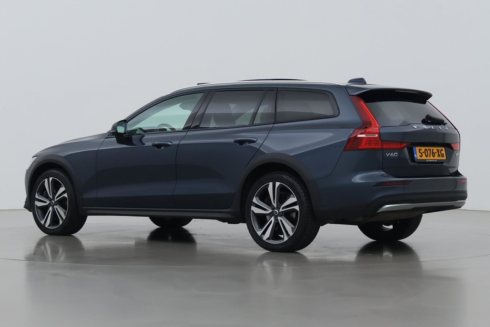 Volvo V60 Cross Country 2.0 B5 AWD Pro | ACC | Panoramadak | Harman/Kardon | Keyless | Memory | Trekhaak | Camera | BLIS | 19 Inch