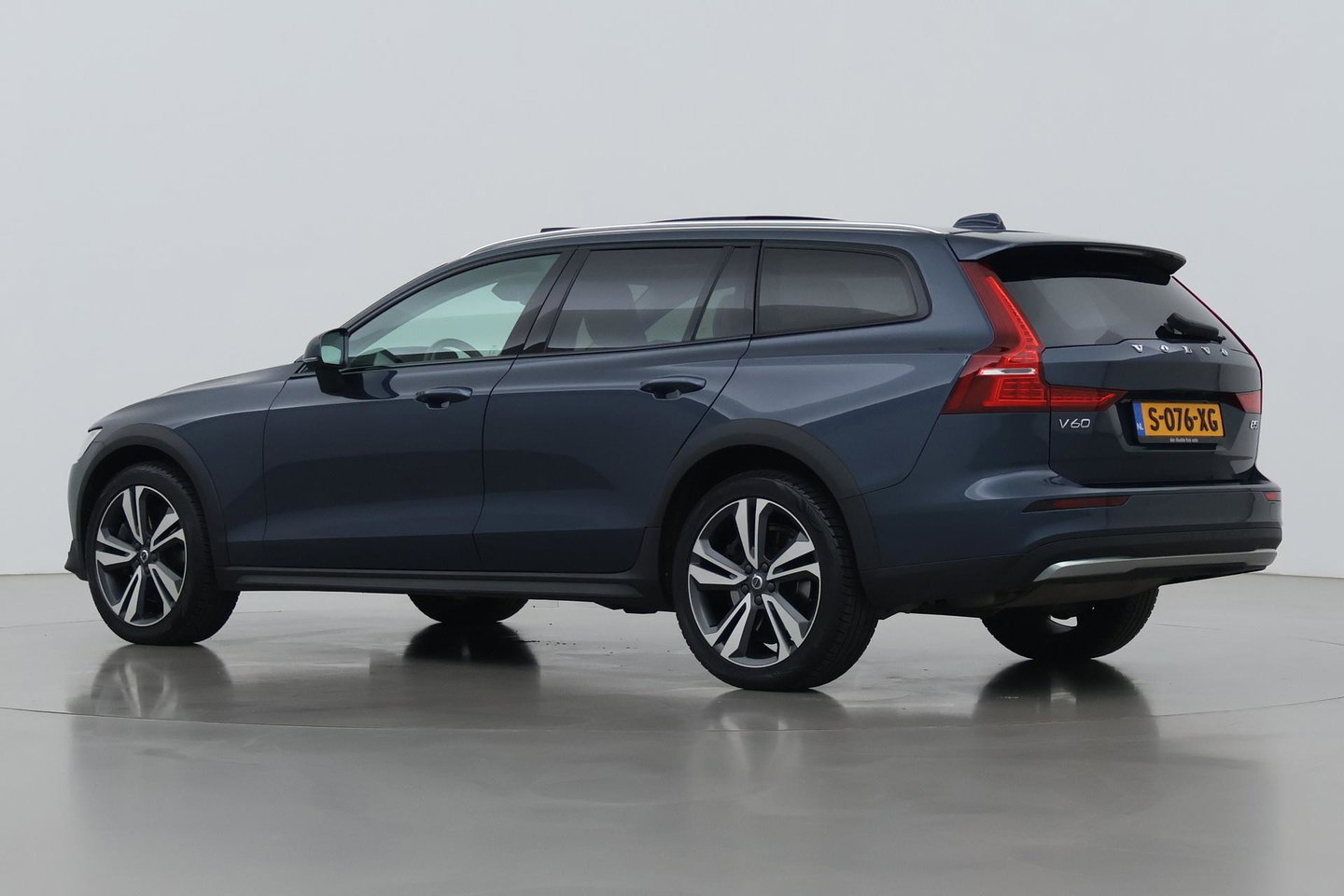 Volvo V60 Cross Country 2.0 B5 AWD Pro | ACC | Panoramadak | Harman/Kardon | Keyless | Memory | Trekhaak | Camera | BLIS | 19 Inch