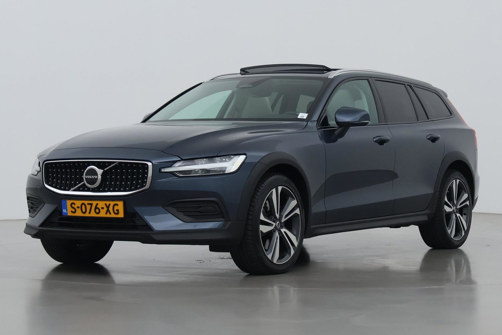 Volvo V60 Cross Country 2.0 B5 AWD Pro | ACC | Panoramadak | Harman/Kardon | Keyless | Memory | Trekhaak | Camera | BLIS | 19 Inch