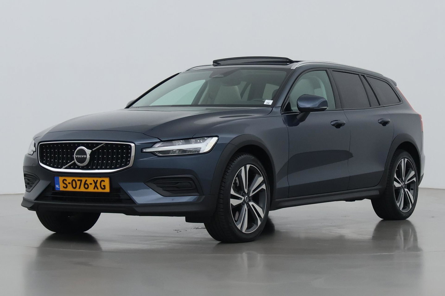 Volvo V60 Cross Country 2.0 B5 AWD Pro | ACC | Panoramadak | Harman/Kardon | Keyless | Memory | Trekhaak | Camera | BLIS | 19 Inch