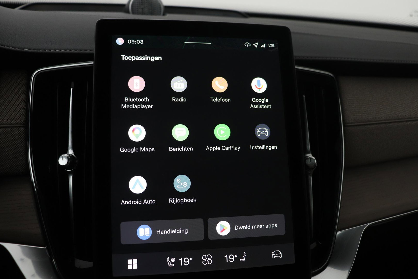 Volvo XC90 T8 Plug-in hybrid Ultra Dark | Bowers&Wilkins | Luchtvering | Massage | 22 Inch | Trekhaak | Head-Up