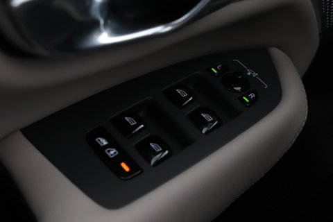 Volvo XC90 T8 Plug-in hybrid Ultra Dark | Bowers&Wilkins | Luchtvering | Massage | 22 Inch | Trekhaak | Head-Up