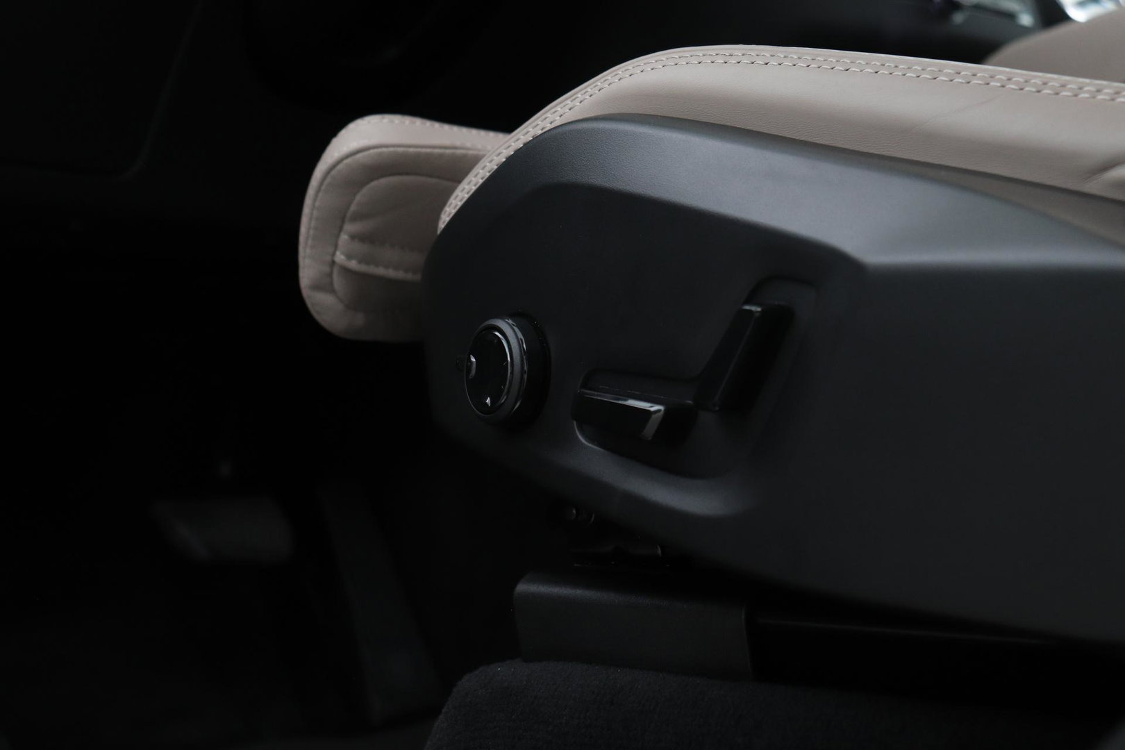 Volvo XC90 T8 Plug-in hybrid Ultra Dark | Bowers&Wilkins | Luchtvering | Massage | 22 Inch | Trekhaak | Head-Up