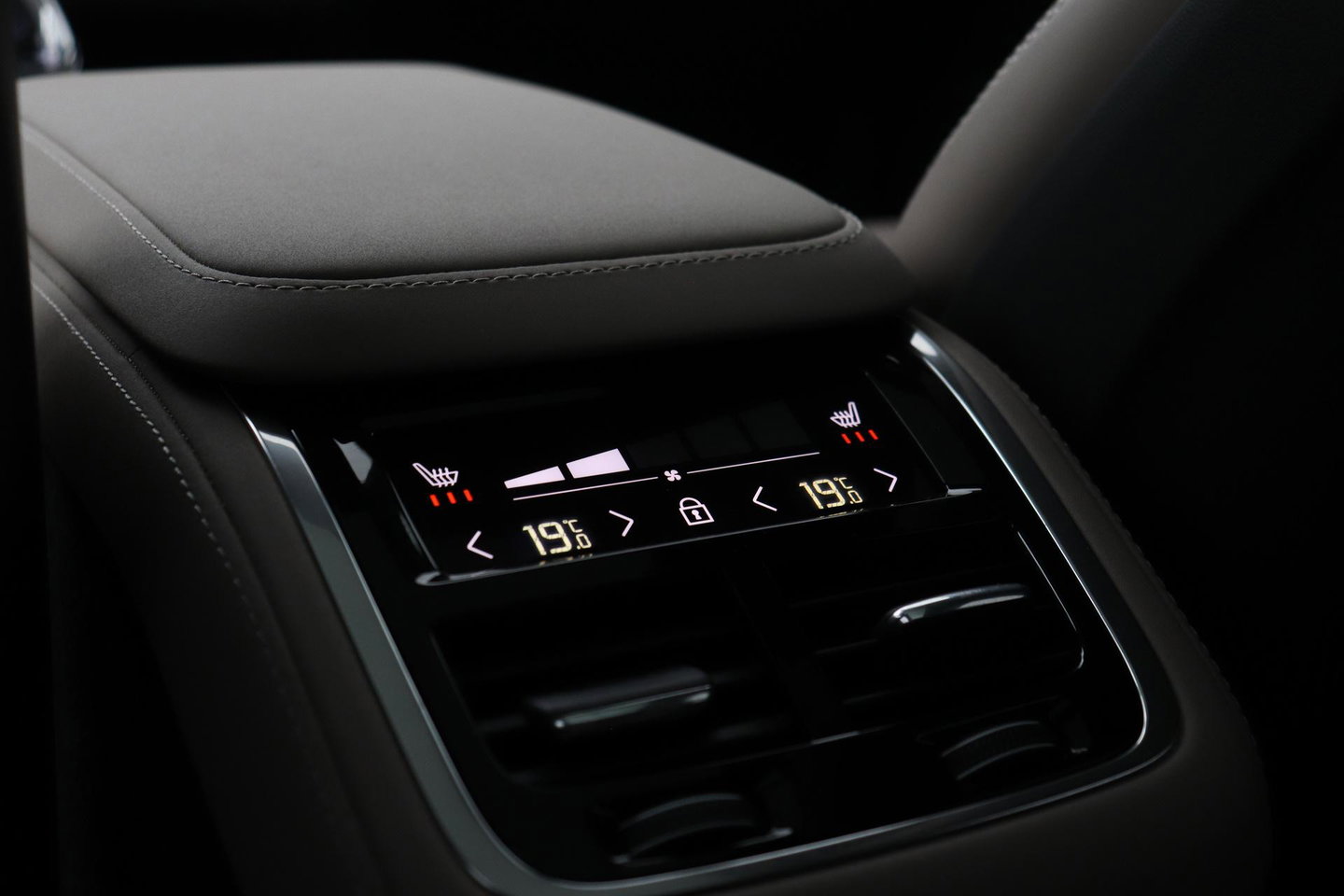 Volvo XC90 T8 Plug-in hybrid Ultra Dark | Bowers&Wilkins | Luchtvering | Massage | 22 Inch | Trekhaak | Head-Up
