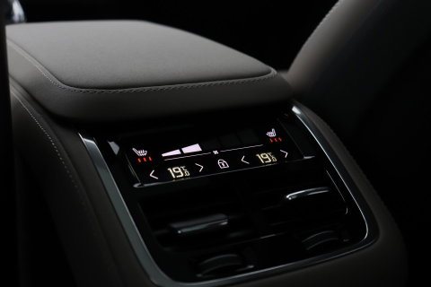 Volvo XC90 T8 Plug-in hybrid Ultra Dark | Bowers&Wilkins | Luchtvering | Massage | 22 Inch | Trekhaak | Head-Up