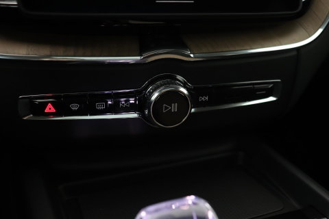 Volvo XC60 T8 Plug-in hybrid Ultra Dark | Head-Up | Panoramadak | 360° Camera | ACC | harman/kardon | BLIS