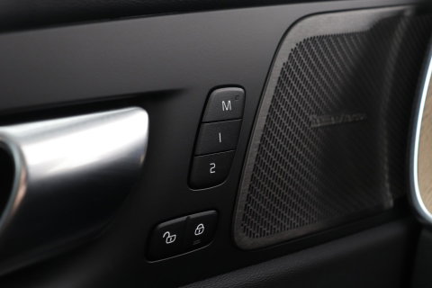 Volvo XC60 T8 Plug-in hybrid Ultra Dark | Head-Up | Panoramadak | 360° Camera | ACC | harman/kardon | BLIS