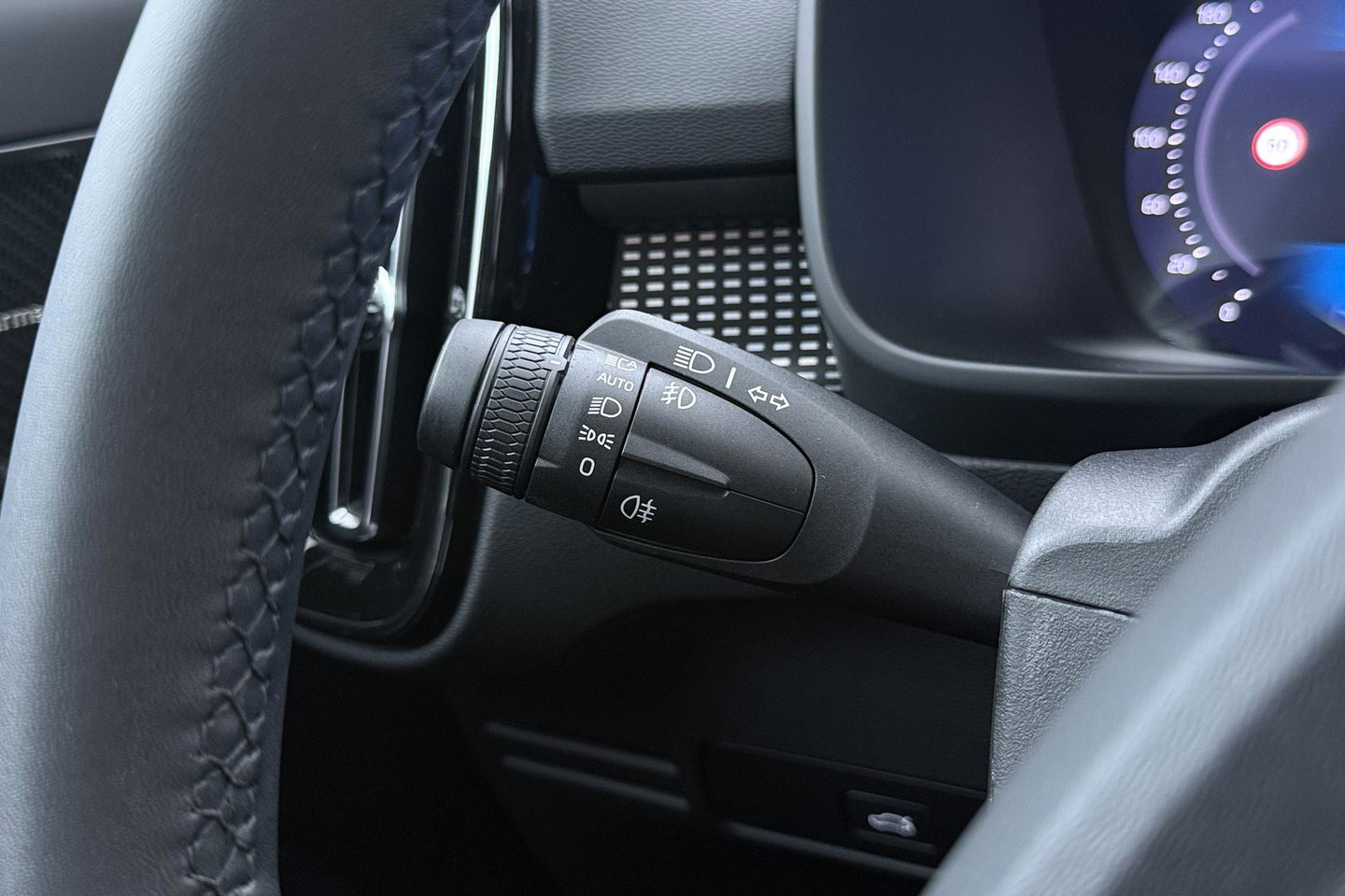 Volvo XC40 2.0 B3 Plus Dark | Harman/Kardon | Keyless | Camera | Stoel+Stuurverwarming | Memory | 18 Inch