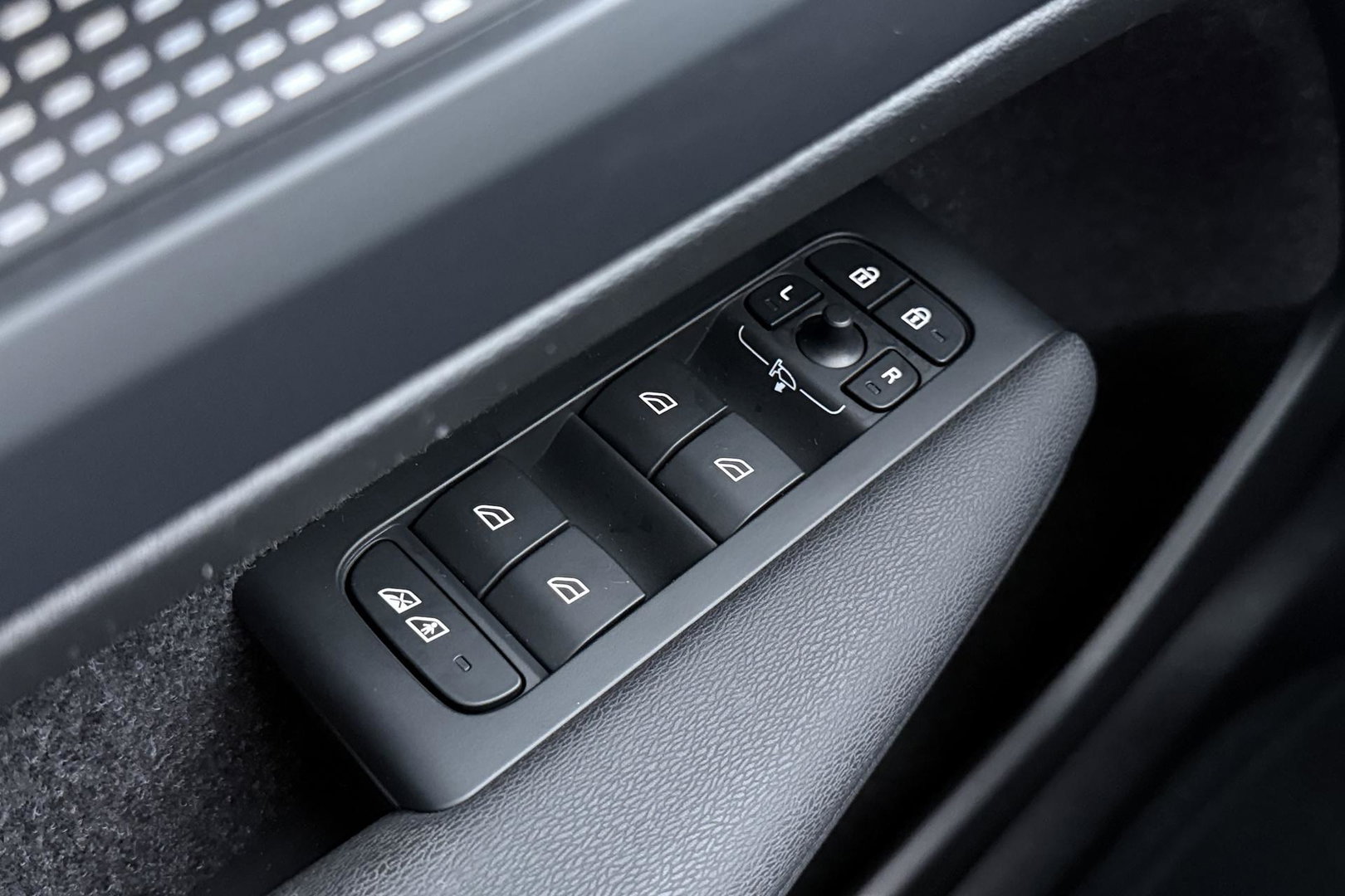 Volvo XC40 2.0 B3 Plus Dark | Harman/Kardon | Keyless | Camera | Stoel+Stuurverwarming | Memory | 18 Inch