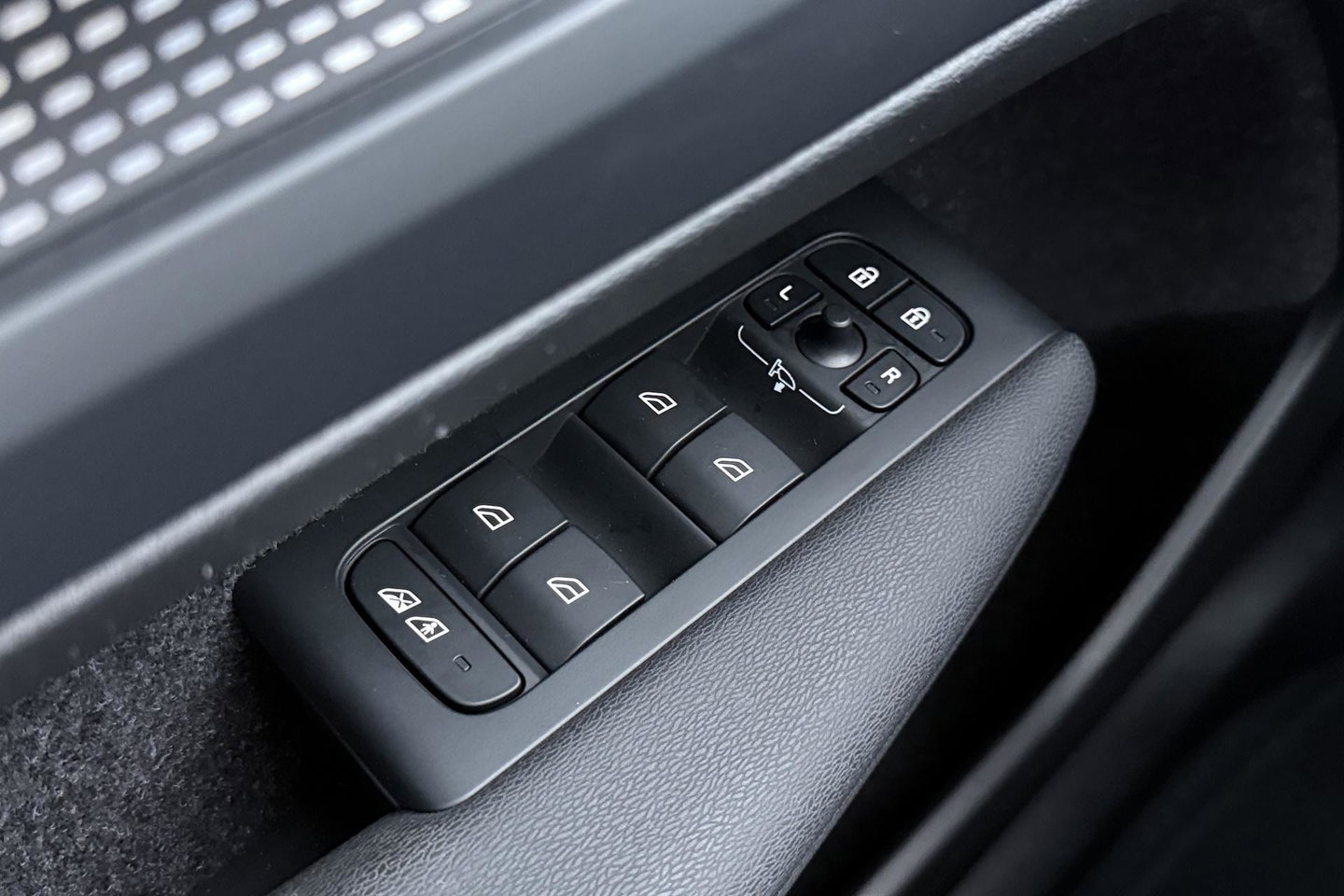 Volvo XC40 2.0 B3 Plus Dark | Harman/Kardon | Keyless | Camera | Stoel+Stuurverwarming | Memory | 18 Inch