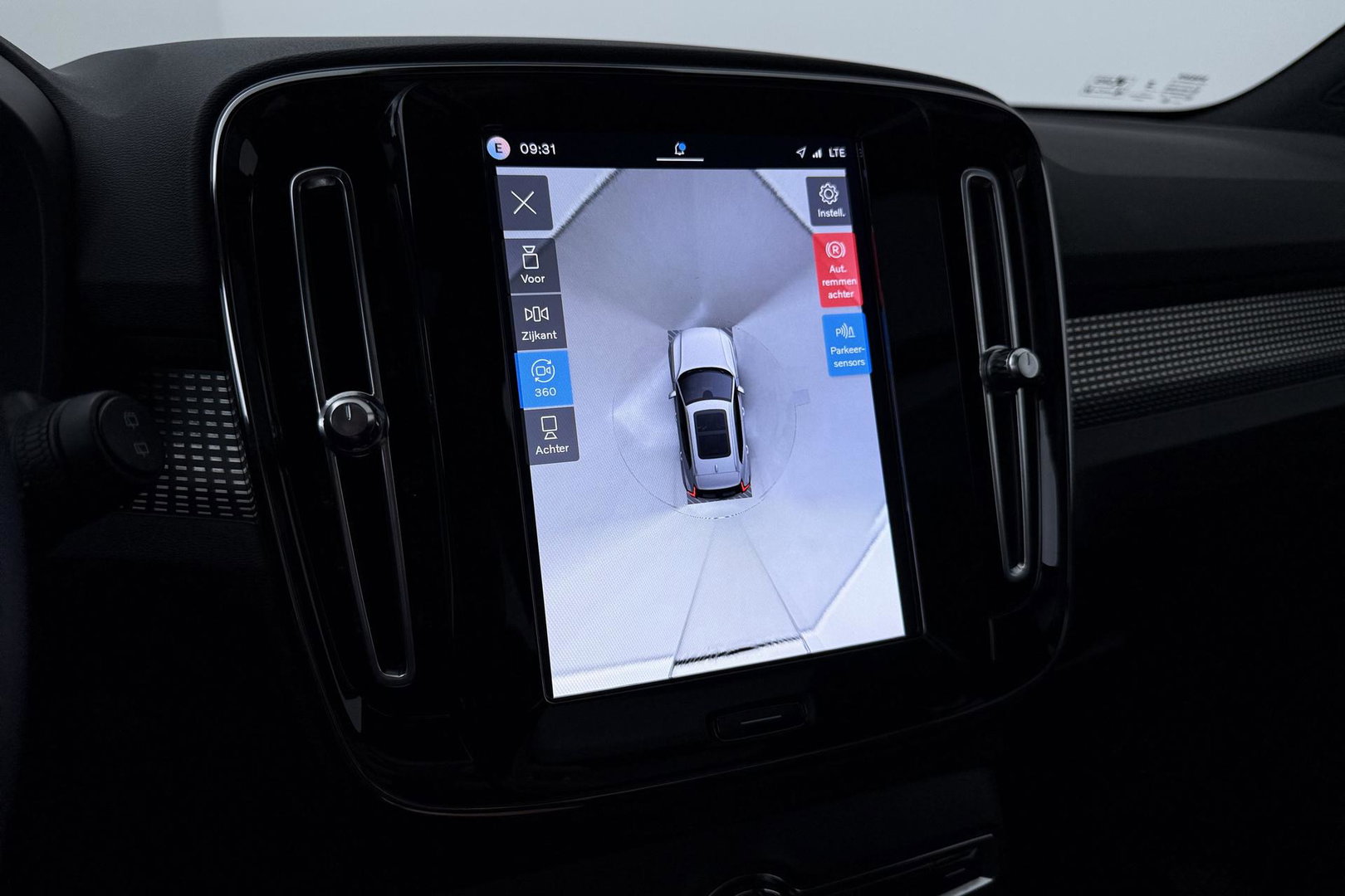 Volvo EX40 Single Motor Extended Range Plus Black Ed. 82 kWh | ACC | Panoramadak | Harman/Kardon | 360° Camera | Warmtepomp | Stoel+Stuurverwarming | 20 inch