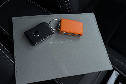 Volvo EX40 Single Motor Extended Range Plus Black Ed. 82 kWh | ACC | Panoramadak | Harman/Kardon | 360° Camera | Warmtepomp | Stoel+Stuurverwarming | 20 inch