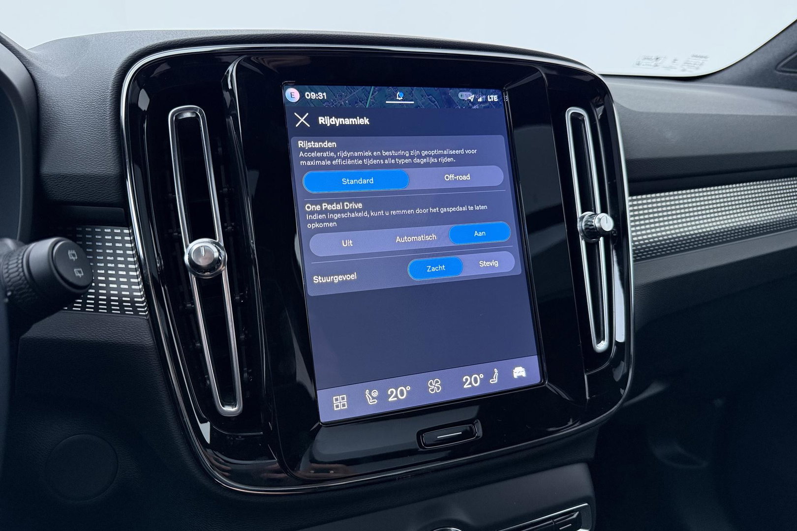 Volvo EX40 Single Motor Extended Range Plus Black Ed. 82 kWh | ACC | Panoramadak | Harman/Kardon | 360° Camera | Warmtepomp | Stoel+Stuurverwarming | 20 inch