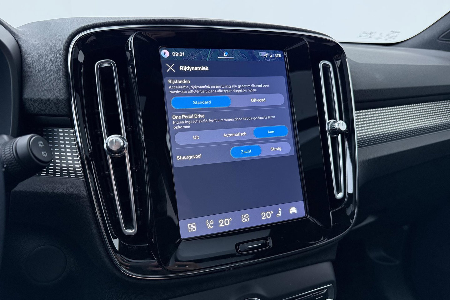 Volvo EX40 Single Motor Extended Range Plus Black Ed. 82 kWh | ACC | Panoramadak | Harman/Kardon | 360° Camera | Warmtepomp | Stoel+Stuurverwarming | 20 inch
