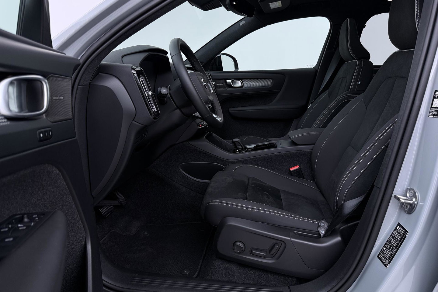 Volvo EX40 Single Motor Extended Range Plus Black Ed. 82 kWh | ACC | Panoramadak | Harman/Kardon | 360° Camera | Warmtepomp | Stoel+Stuurverwarming | 20 inch