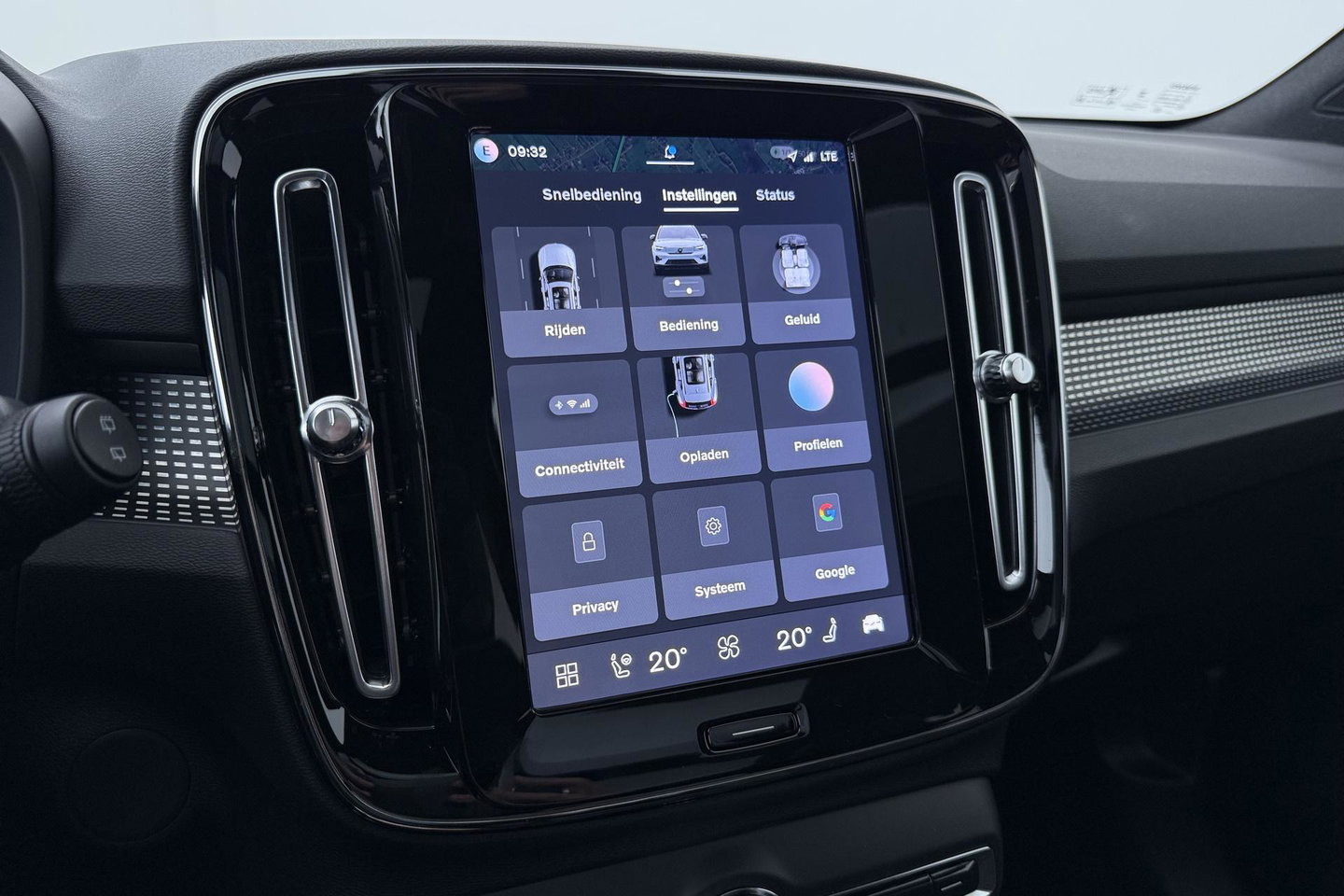 Volvo EX40 Single Motor Extended Range Plus Black Ed. 82 kWh | ACC | Panoramadak | Harman/Kardon | 360° Camera | Warmtepomp | Stoel+Stuurverwarming | 20 inch
