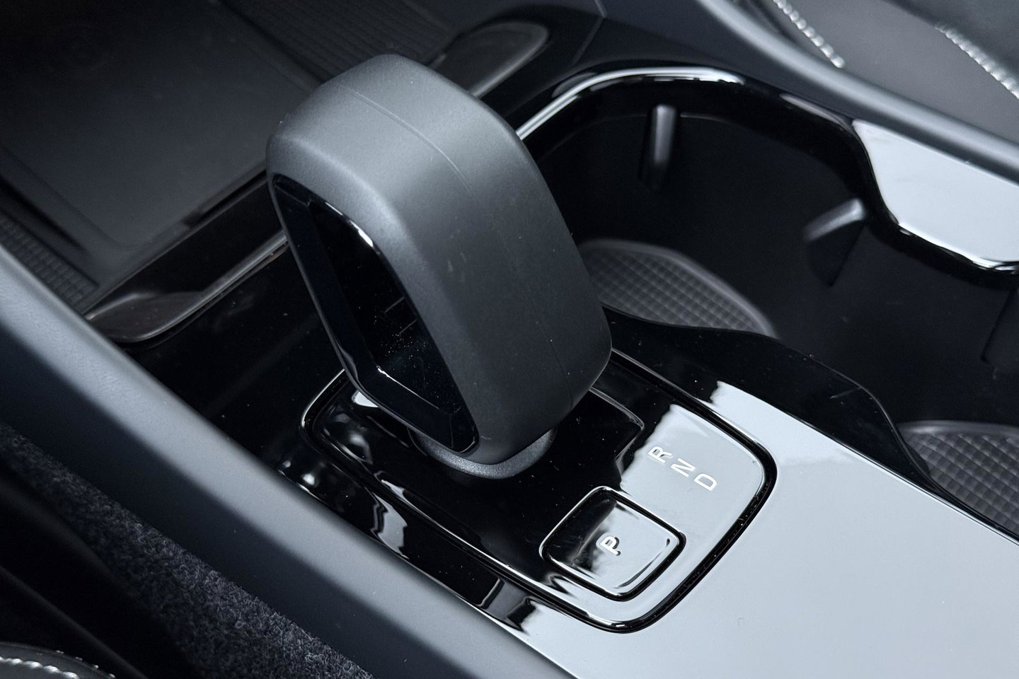 Volvo EX40 Single Motor Extended Range Plus Black Ed. 82 kWh | ACC | Panoramadak | Harman/Kardon | 360° Camera | Warmtepomp | Stoel+Stuurverwarming | 20 inch